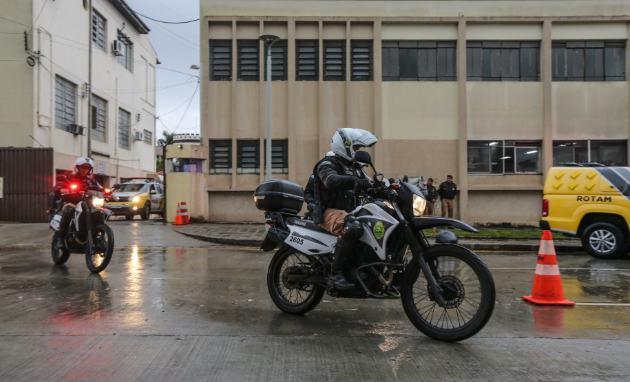 A Polícia Militar do Paraná (PM-PR) iniciou uma mega-operação (Operação 100) em Curitiba e Região Metropolitana nesta sexta-feira (2). São 165 viaturas, 550 policiais militares de todos os batalhões espalhados pelos municípios com auxílio de motocicletas, cães, cavalos e helicóptero. Curitiba, 02/08/2019 - Foto: Geraldo Bubniak/ANPr