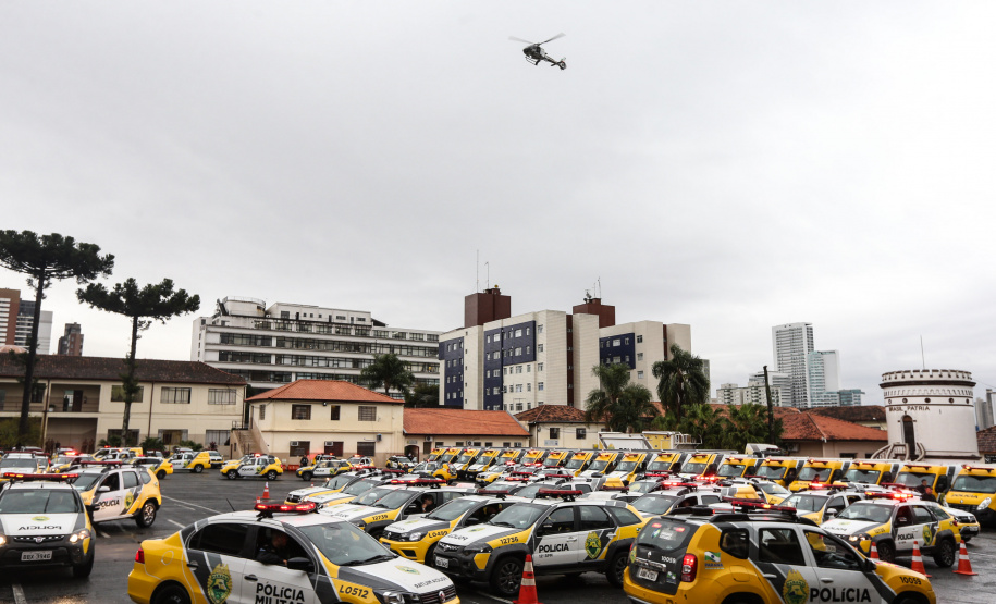 A Polícia Militar do Paraná (PM-PR) iniciou uma mega-operação (Operação 100) em Curitiba e Região Metropolitana nesta sexta-feira (2). São 165 viaturas, 550 policiais militares de todos os batalhões espalhados pelos municípios com auxílio de motocicletas, cães, cavalos e helicóptero. Curitiba, 02/08/2019 - Foto: Geraldo Bubniak/ANPr