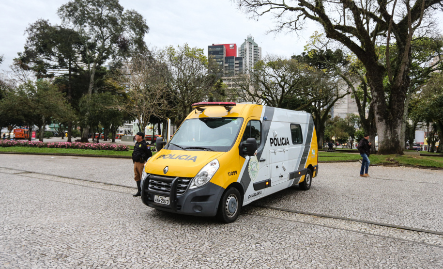 A Polícia Militar do Paraná (PM-PR) iniciou uma mega-operação (Operação 100) em Curitiba e Região Metropolitana nesta sexta-feira (2). São 165 viaturas, 550 policiais militares de todos os batalhões espalhados pelos municípios com auxílio de motocicletas, cães, cavalos e helicóptero. Curitiba, 02/08/2019 - Foto: Geraldo Bubniak/ANPr