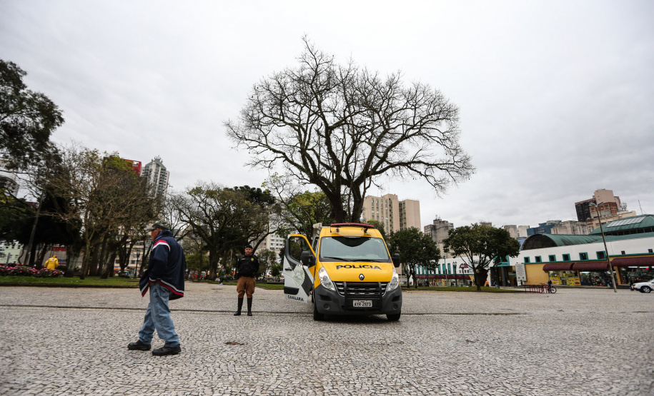 A Polícia Militar do Paraná (PM-PR) iniciou uma mega-operação (Operação 100) em Curitiba e Região Metropolitana nesta sexta-feira (2). São 165 viaturas, 550 policiais militares de todos os batalhões espalhados pelos municípios com auxílio de motocicletas, cães, cavalos e helicóptero. Curitiba, 02/08/2019 - Foto: Geraldo Bubniak/ANPr
