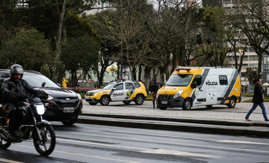 A Polícia Militar do Paraná (PM-PR) iniciou uma mega-operação (Operação 100) em Curitiba e Região Metropolitana nesta sexta-feira (2). São 165 viaturas, 550 policiais militares de todos os batalhões espalhados pelos municípios com auxílio de motocicletas, cães, cavalos e helicóptero. Curitiba, 02/08/2019 - Foto: Geraldo Bubniak/ANPr