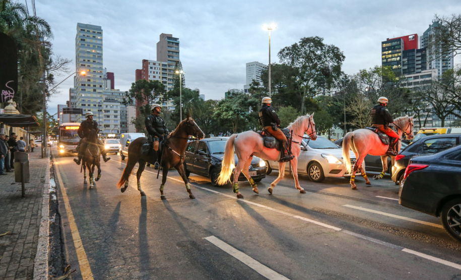 A Polícia Militar do Paraná (PM-PR) iniciou uma mega-operação (Operação 100) em Curitiba e Região Metropolitana nesta sexta-feira (2). São 165 viaturas, 550 policiais militares de todos os batalhões espalhados pelos municípios com auxílio de motocicletas, cães, cavalos e helicóptero. Curitiba, 02/08/2019 - Foto: Geraldo Bubniak/ANPr