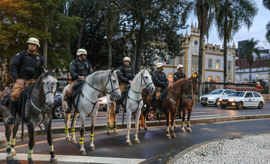 A Polícia Militar do Paraná (PM-PR) iniciou uma mega-operação (Operação 100) em Curitiba e Região Metropolitana nesta sexta-feira (2). São 165 viaturas, 550 policiais militares de todos os batalhões espalhados pelos municípios com auxílio de motocicletas, cães, cavalos e helicóptero. Curitiba, 02/08/2019 - Foto: Geraldo Bubniak/ANPr