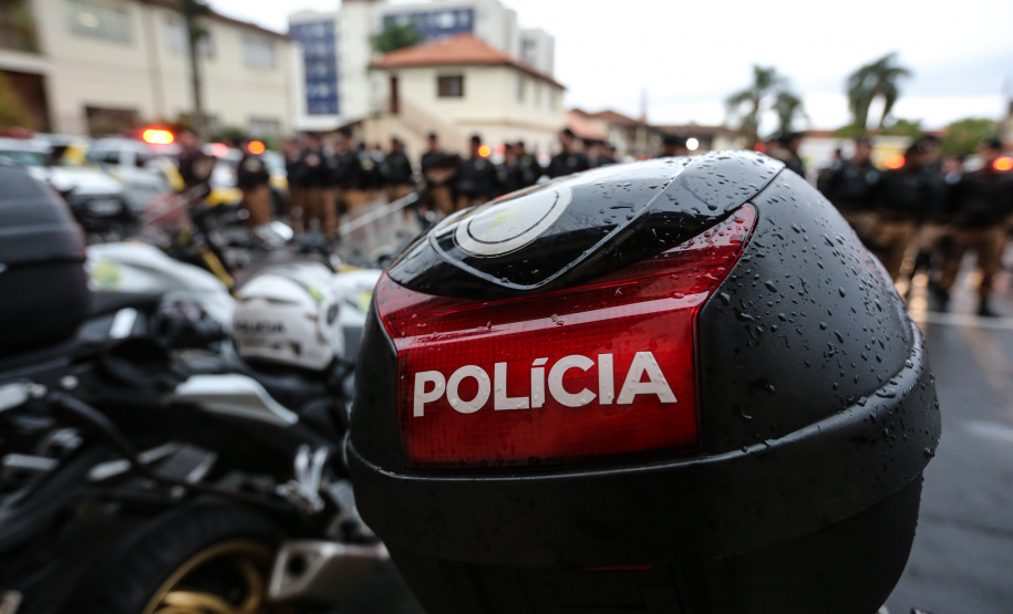 A Polícia Militar do Paraná (PM-PR) iniciou uma mega-operação (Operação 100) em Curitiba e Região Metropolitana nesta sexta-feira (2). São 165 viaturas, 550 policiais militares de todos os batalhões espalhados pelos municípios com auxílio de motocicletas, cães, cavalos e helicóptero. Curitiba, 02/08/2019 - Foto: Geraldo Bubniak/ANPr