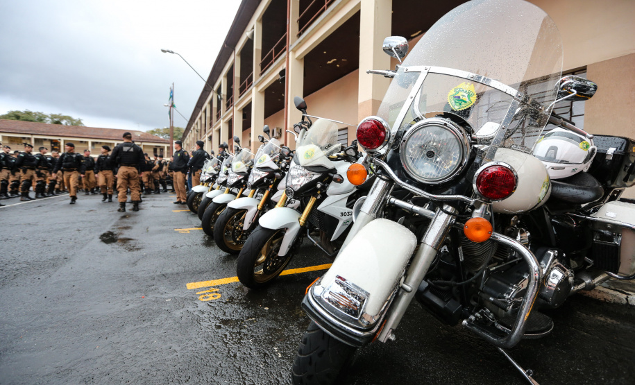 A Polícia Militar do Paraná (PM-PR) iniciou uma mega-operação (Operação 100) em Curitiba e Região Metropolitana nesta sexta-feira (2). São 165 viaturas, 550 policiais militares de todos os batalhões espalhados pelos municípios com auxílio de motocicletas, cães, cavalos e helicóptero. Curitiba, 02/08/2019 - Foto: Geraldo Bubniak/ANPr