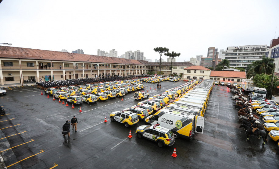 A Polícia Militar do Paraná (PM-PR) iniciou uma mega-operação (Operação 100) em Curitiba e Região Metropolitana nesta sexta-feira (2). São 165 viaturas, 550 policiais militares de todos os batalhões espalhados pelos municípios com auxílio de motocicletas, cães, cavalos e helicóptero. Curitiba, 02/08/2019 - Foto: Geraldo Bubniak/ANPr