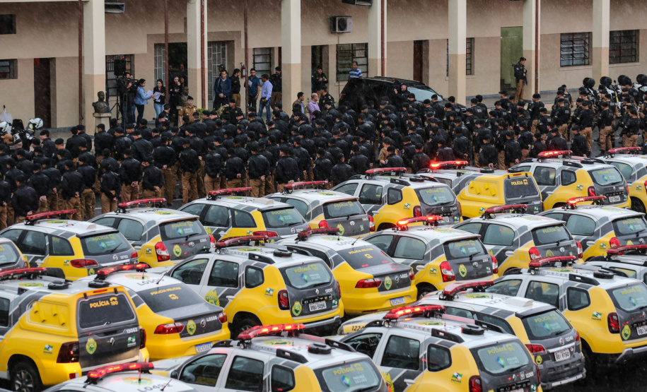 A Polícia Militar do Paraná (PM-PR) iniciou uma mega-operação (Operação 100) em Curitiba e Região Metropolitana nesta sexta-feira (2). São 165 viaturas, 550 policiais militares de todos os batalhões espalhados pelos municípios com auxílio de motocicletas, cães, cavalos e helicóptero. Curitiba, 02/08/2019 - Foto: Geraldo Bubniak/ANPr
