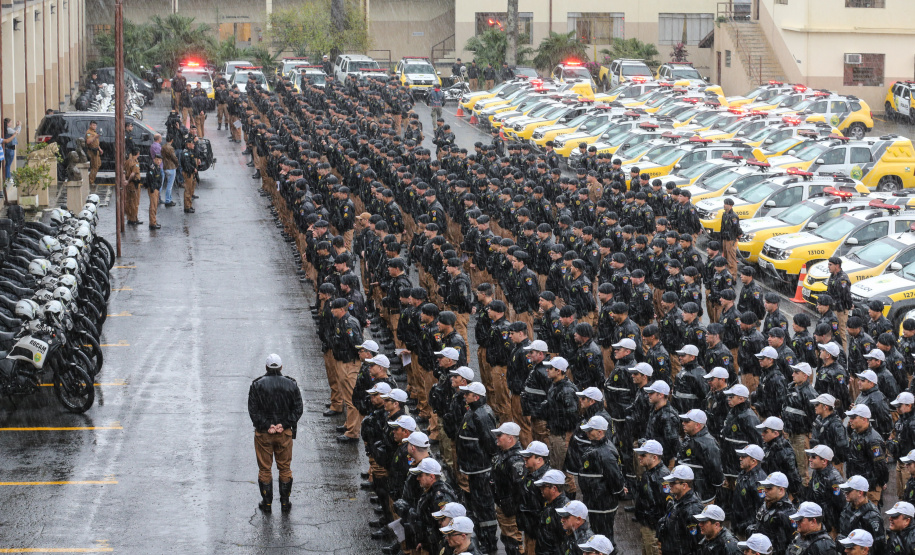 A Polícia Militar do Paraná (PM-PR) iniciou uma mega-operação (Operação 100) em Curitiba e Região Metropolitana nesta sexta-feira (2). São 165 viaturas, 550 policiais militares de todos os batalhões espalhados pelos municípios com auxílio de motocicletas, cães, cavalos e helicóptero. Curitiba, 02/08/2019 - Foto: Geraldo Bubniak/ANPr