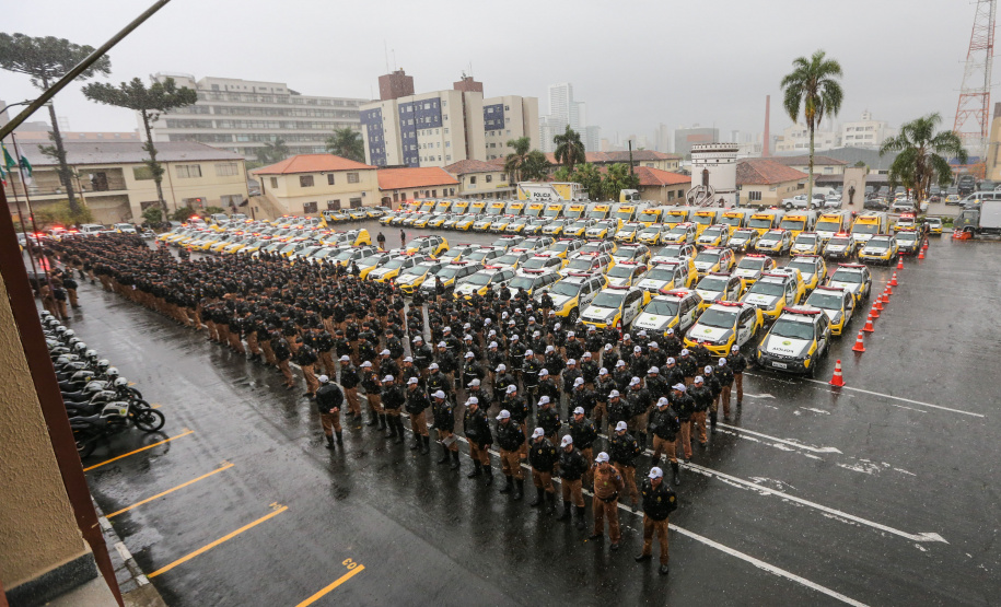 A Polícia Militar do Paraná (PM-PR) iniciou uma mega-operação (Operação 100) em Curitiba e Região Metropolitana nesta sexta-feira (2). São 165 viaturas, 550 policiais militares de todos os batalhões espalhados pelos municípios com auxílio de motocicletas, cães, cavalos e helicóptero. Curitiba, 02/08/2019 - Foto: Geraldo Bubniak/ANPr