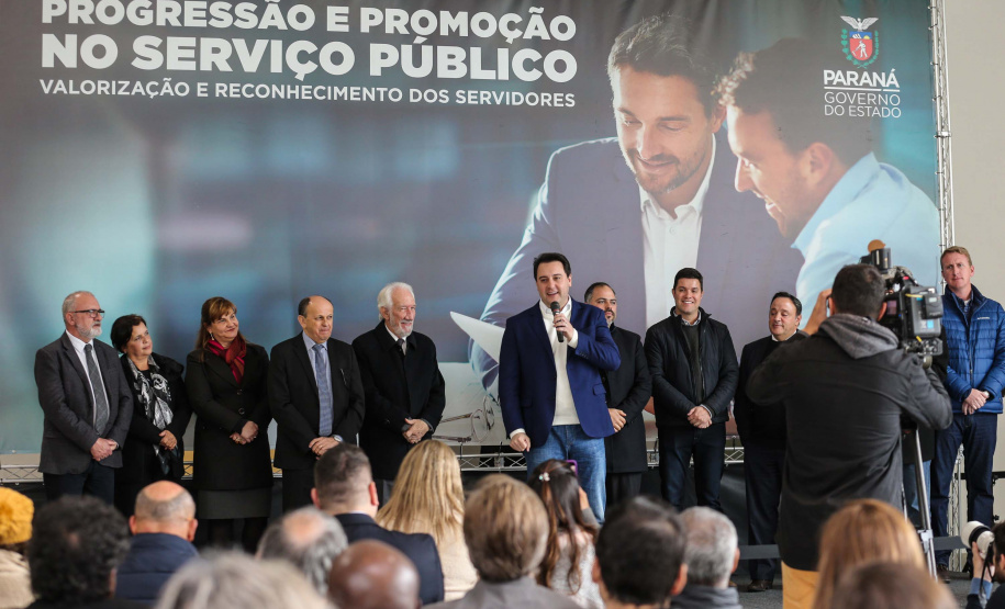 O governador Carlos Massa Ratinho Junior assina nesta segunda-feira (05), promoções e progressões da Administração Indireta: DETRAN, ADAPAR, IAPAR, EMATER, PGE, CRE, AGEPAR e Advogados do Estado. O ato acontece no Palácio Iguaçu.Curitiba, 05/08/2019