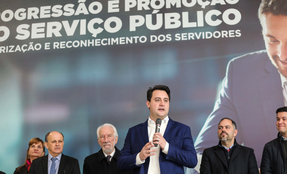 O governador Carlos Massa Ratinho Junior assina nesta segunda-feira (05), promoções e progressões da Administração Indireta: DETRAN, ADAPAR, IAPAR, EMATER, PGE, CRE, AGEPAR e Advogados do Estado. O ato acontece no Palácio Iguaçu.Curitiba, 05/08/2019