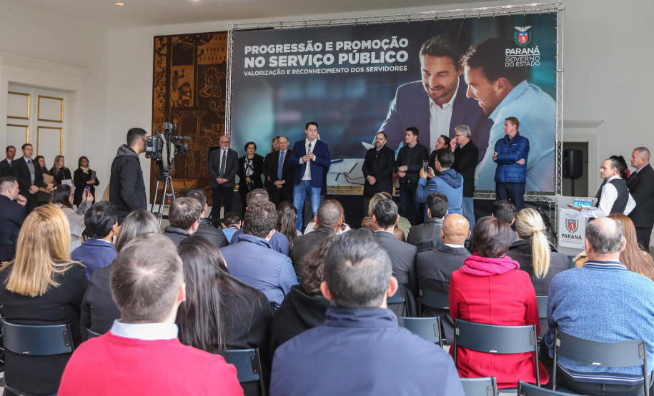 O governador Carlos Massa Ratinho Junior assina nesta segunda-feira (05), promoções e progressões da Administração Indireta: DETRAN, ADAPAR, IAPAR, EMATER, PGE, CRE, AGEPAR e Advogados do Estado. O ato acontece no Palácio Iguaçu.Curitiba, 05/08/2019