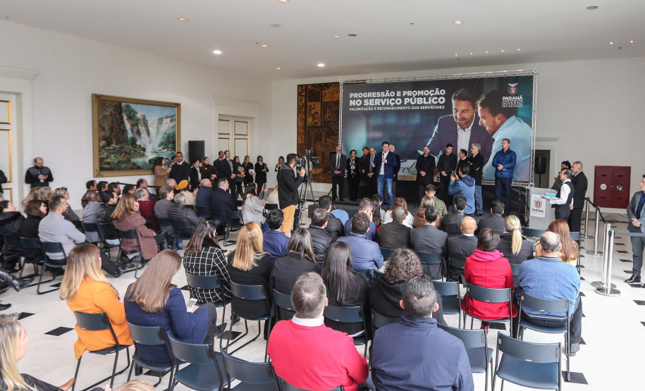 O governador Carlos Massa Ratinho Junior assina nesta segunda-feira (05), promoções e progressões da Administração Indireta: DETRAN, ADAPAR, IAPAR, EMATER, PGE, CRE, AGEPAR e Advogados do Estado. O ato acontece no Palácio Iguaçu.Curitiba, 05/08/2019