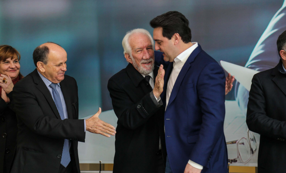 O governador Carlos Massa Ratinho Junior assina nesta segunda-feira (05), promoções e progressões da Administração Indireta: DETRAN, ADAPAR, IAPAR, EMATER, PGE, CRE, AGEPAR e Advogados do Estado. O ato acontece no Palácio Iguaçu.Curitiba, 05/08/2019