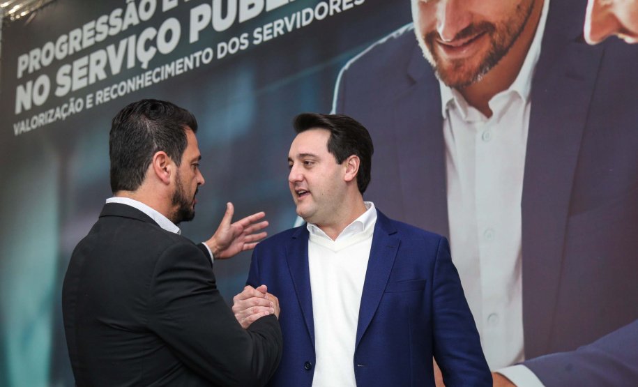 O governador Carlos Massa Ratinho Junior assina nesta segunda-feira (05), promoções e progressões da Administração Indireta: DETRAN, ADAPAR, IAPAR, EMATER, PGE, CRE, AGEPAR e Advogados do Estado. O ato acontece no Palácio Iguaçu.Curitiba, 05/08/2019