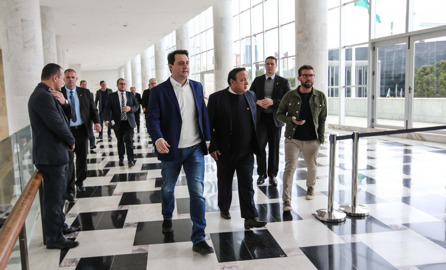 O governador Carlos Massa Ratinho Junior assina nesta segunda-feira (05), promoções e progressões da Administração Indireta: DETRAN, ADAPAR, IAPAR, EMATER, PGE, CRE, AGEPAR e Advogados do Estado. O ato acontece no Palácio Iguaçu.Curitiba, 05/08/2019