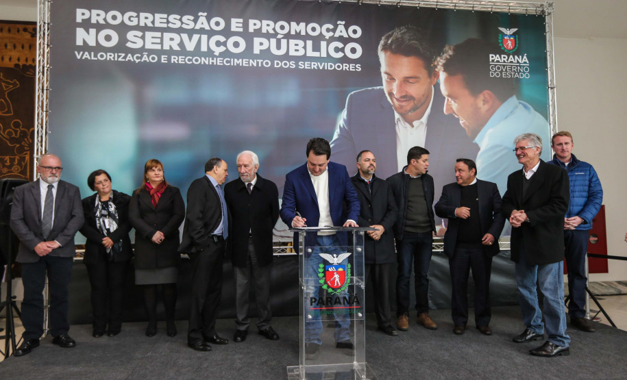 O governador Carlos Massa Ratinho Junior assina nesta segunda-feira (05), promoções e progressões da Administração Indireta: DETRAN, ADAPAR, IAPAR, EMATER, PGE, CRE, AGEPAR e Advogados do Estado. O ato acontece no Palácio Iguaçu.Curitiba, 05/08/2019