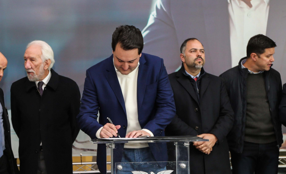 O governador Carlos Massa Ratinho Junior assina nesta segunda-feira (05), promoções e progressões da Administração Indireta: DETRAN, ADAPAR, IAPAR, EMATER, PGE, CRE, AGEPAR e Advogados do Estado. O ato acontece no Palácio Iguaçu.Curitiba, 05/08/2019