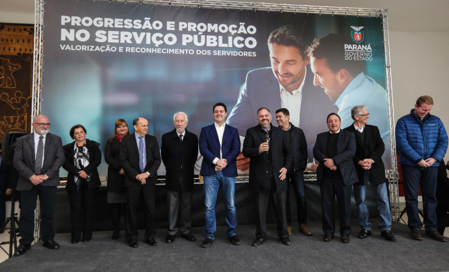 O governador Carlos Massa Ratinho Junior assina nesta segunda-feira (05), promoções e progressões da Administração Indireta: DETRAN, ADAPAR, IAPAR, EMATER, PGE, CRE, AGEPAR e Advogados do Estado. O ato acontece no Palácio Iguaçu.Curitiba, 05/08/2019