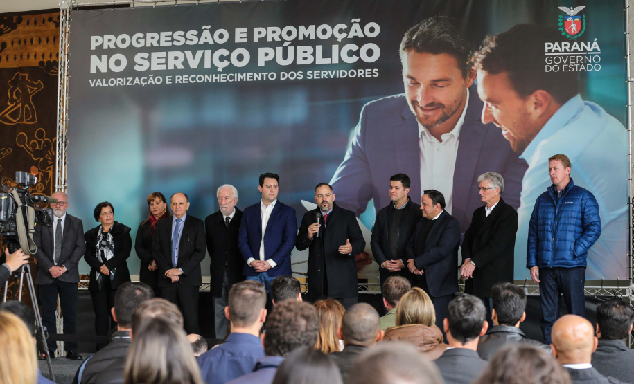 O governador Carlos Massa Ratinho Junior assina nesta segunda-feira (05), promoções e progressões da Administração Indireta: DETRAN, ADAPAR, IAPAR, EMATER, PGE, CRE, AGEPAR e Advogados do Estado. O ato acontece no Palácio Iguaçu.Curitiba, 05/08/2019