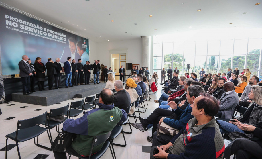 O governador Carlos Massa Ratinho Junior assina nesta segunda-feira (05), promoções e progressões da Administração Indireta: DETRAN, ADAPAR, IAPAR, EMATER, PGE, CRE, AGEPAR e Advogados do Estado. O ato acontece no Palácio Iguaçu.Curitiba, 05/08/2019