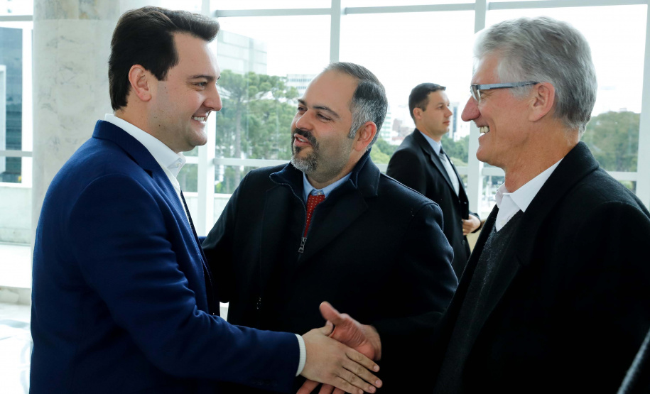 O governador Carlos Massa Ratinho Junior assina nesta segunda-feira (05), promoções e progressões da Administração Indireta: DETRAN, ADAPAR, IAPAR, EMATER, PGE, CRE, AGEPAR e Advogados do Estado. O ato acontece no Palácio Iguaçu.Curitiba, 05/08/2019