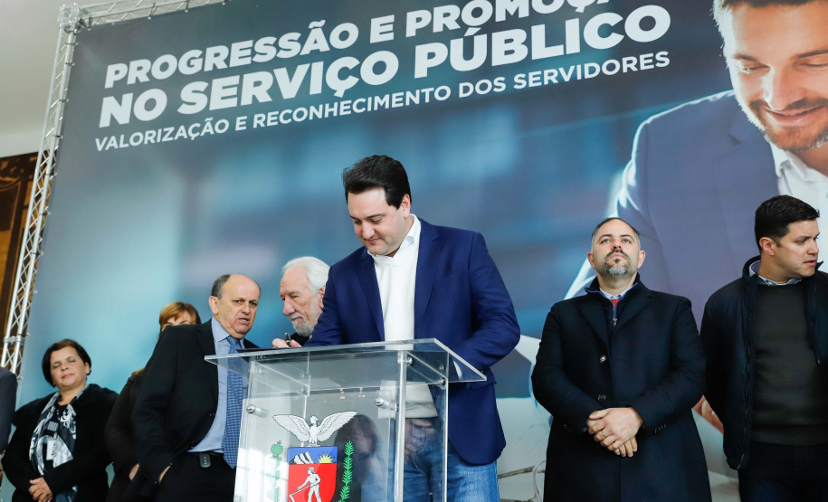O governador Carlos Massa Ratinho Junior assina nesta segunda-feira (05), promoções e progressões da Administração Indireta: DETRAN, ADAPAR, IAPAR, EMATER, PGE, CRE, AGEPAR e Advogados do Estado. O ato acontece no Palácio Iguaçu.Curitiba, 05/08/2019