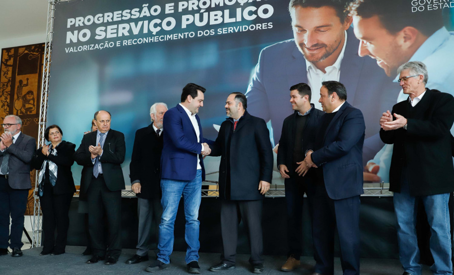 O governador Carlos Massa Ratinho Junior assina nesta segunda-feira (05), promoções e progressões da Administração Indireta: DETRAN, ADAPAR, IAPAR, EMATER, PGE, CRE, AGEPAR e Advogados do Estado. O ato acontece no Palácio Iguaçu.Curitiba, 05/08/2019