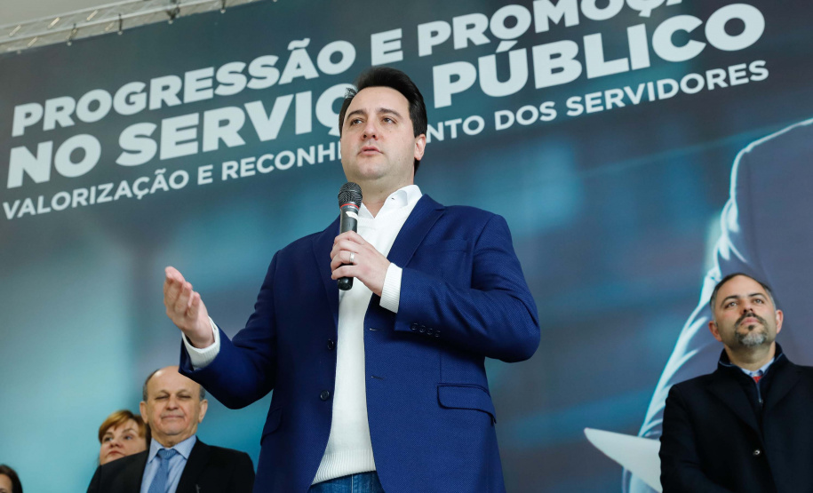 O governador Carlos Massa Ratinho Junior assina nesta segunda-feira (05), promoções e progressões da Administração Indireta: DETRAN, ADAPAR, IAPAR, EMATER, PGE, CRE, AGEPAR e Advogados do Estado. O ato acontece no Palácio Iguaçu.Curitiba, 05/08/2019