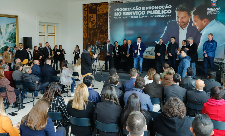 O governador Carlos Massa Ratinho Junior assina nesta segunda-feira (05), promoções e progressões da Administração Indireta: DETRAN, ADAPAR, IAPAR, EMATER, PGE, CRE, AGEPAR e Advogados do Estado. O ato acontece no Palácio Iguaçu.Curitiba, 05/08/2019