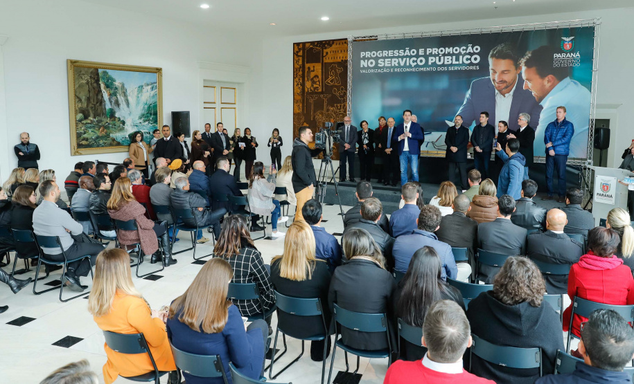 O governador Carlos Massa Ratinho Junior assina nesta segunda-feira (05), promoções e progressões da Administração Indireta: DETRAN, ADAPAR, IAPAR, EMATER, PGE, CRE, AGEPAR e Advogados do Estado. O ato acontece no Palácio Iguaçu.Curitiba, 05/08/2019