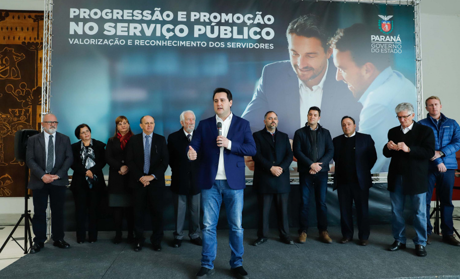 O governador Carlos Massa Ratinho Junior assina nesta segunda-feira (05), promoções e progressões da Administração Indireta: DETRAN, ADAPAR, IAPAR, EMATER, PGE, CRE, AGEPAR e Advogados do Estado. O ato acontece no Palácio Iguaçu.Curitiba, 05/08/2019