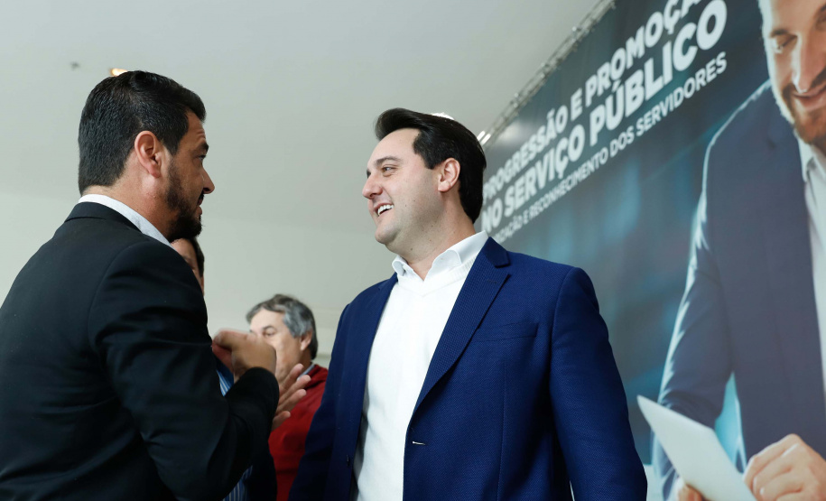 O governador Carlos Massa Ratinho Junior assina nesta segunda-feira (05), promoções e progressões da Administração Indireta: DETRAN, ADAPAR, IAPAR, EMATER, PGE, CRE, AGEPAR e Advogados do Estado. O ato acontece no Palácio Iguaçu.Curitiba, 05/08/2019