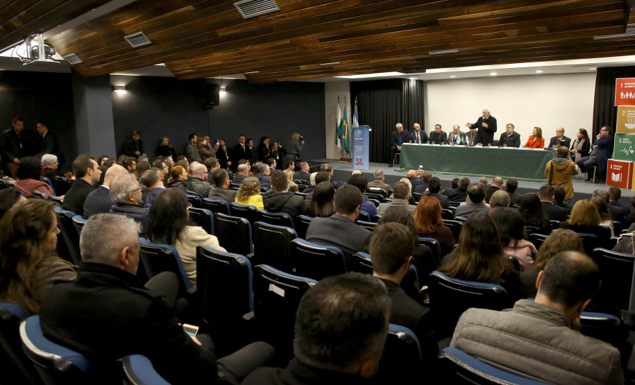 O Governo do Paraná e a Organização para Cooperação e Desenvolvimento Econômico (OCDE), organização internacional de 36 países, começaram a trabalhar em conjunto nesta segunda-feira (5) para acelerar a implementação dos 17 Objetivos de Desenvolvimento Sustentável (ODS) propostos pela Organização das Nações Unidas (ONU) para a Agenda 2030. O vice-governador Darci Piana disse que o Governo estrutura todo o seu planejamento em função dos ODS.