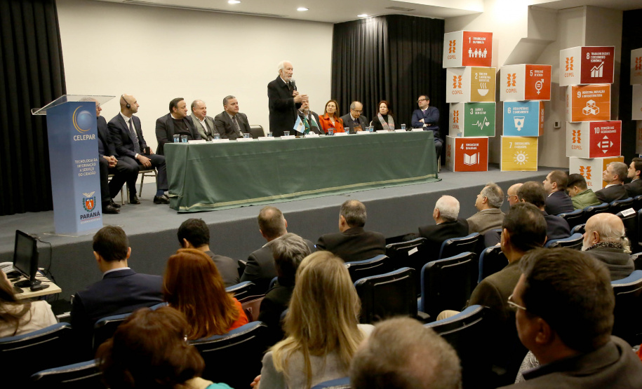 O Governo do Paraná e a Organização para Cooperação e Desenvolvimento Econômico (OCDE), organização internacional de 36 países, começaram a trabalhar em conjunto nesta segunda-feira (5) para acelerar a implementação dos 17 Objetivos de Desenvolvimento Sustentável (ODS) propostos pela Organização das Nações Unidas (ONU) para a Agenda 2030. O vice-governador Darci Piana disse que o Governo estrutura todo o seu planejamento em função dos ODS.