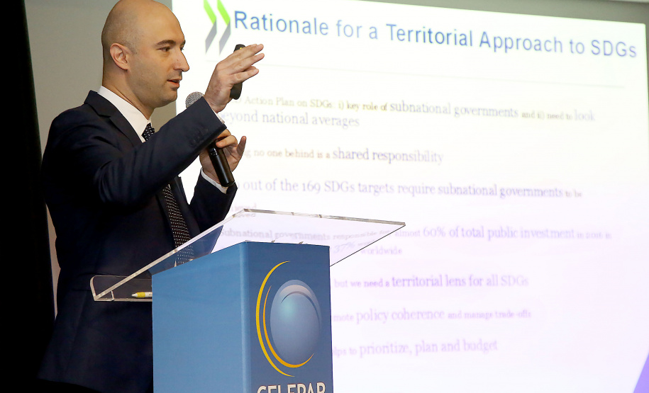 O coordenador do programa Abordagem Territorial, Stefano Marta, destacou que a OCDE identificou que o êxito de implementação dos ODS depende dos governos locais. “Precisamos de um sistema coeso para atingir todo o setor público, o setor privado e a sociedade. Vamos analisar os progressos já realizados no Paraná e fazer recomendações que possam impactar definitivamente a vida das pessoas. Começamos hoje esse processo”, destacou.