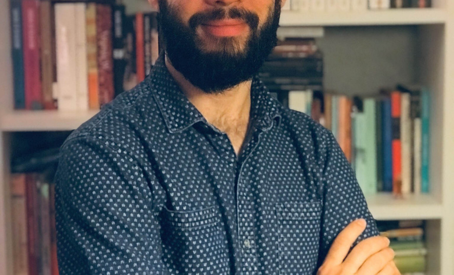 A Biblioteca Pública do Paraná promove entre 21 e 23 de agosto uma oficina de contos com o escritor e editor potiguar Estevão Azevedo. As aulas acontecem das 14h às 17h, com inscrições gratuitas por meio do formulário disponível aqui. Para concorrer a uma das 15 vagas o interessado deve enviar uma narrativa de duas páginas até 14 de agosto. Foto: Divulgação/BPP