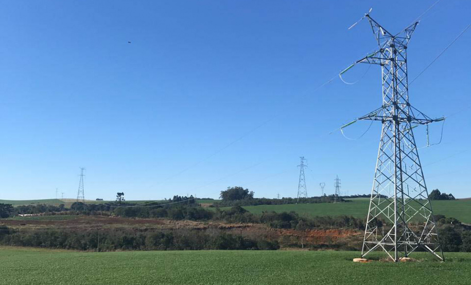 Para atender à demanda por energia elétrica de indústrias, estabelecimentos comerciais, imóveis rurais e residências do Sudoeste do Paraná, o sistema elétrico da região ganhou neste domingo (04) um importante reforço. Entrou em operação comercial a Linha de Transmissão (LT) 230kV Baixo Iguaçu – Realeza Sul, mais as obras de ampliação da subestação (SE) Realeza Sul e construção da subestação do Baixo Iguaçu. Foto: Divulgação/Copel