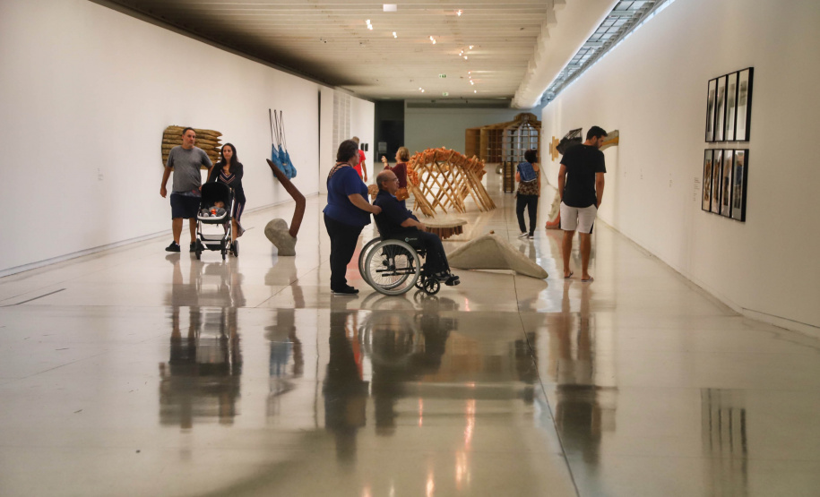 Esta é a última semana para visitar as exposições “Ivens Machado - Mestre de Obras” e “Experimentando Le Corbusier” no Museu Oscar Niemeyer. As duas ficam em cartaz até domingo, 11 de agosto. Foto: José Fernando Ogura/ANPr