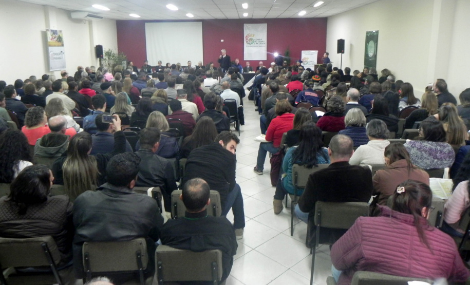 Cerca de 300 pessoas estão reunidas desde esta segunda-feira (05) em Curitiba na V Conferência Estadual de Segurança Alimentar e Nutricional. O evento, com o tema Comida no Campo e na Cidade: o que Temos e o que Queremos?, tem como proposta ampliar e fortalecer os compromissos para a promoção da soberania alimentar e do direito humano à alimentação adequada. Foto: Divulgação/SEAB