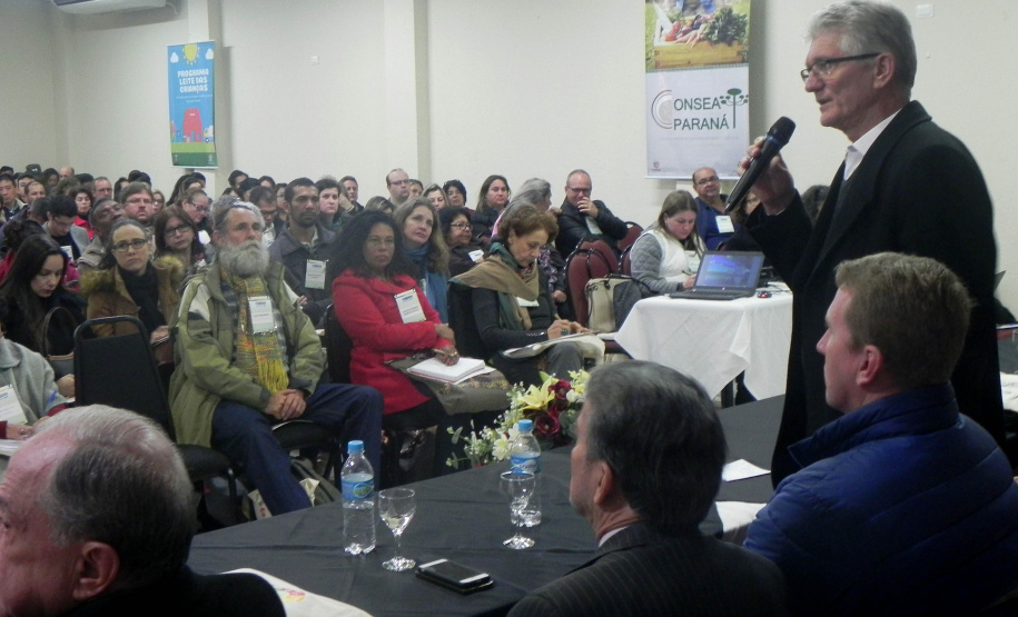 Cerca de 300 pessoas estão reunidas desde esta segunda-feira (05) em Curitiba na V Conferência Estadual de Segurança Alimentar e Nutricional. O evento, com o tema Comida no Campo e na Cidade: o que Temos e o que Queremos?, tem como proposta ampliar e fortalecer os compromissos para a promoção da soberania alimentar e do direito humano à alimentação adequada. Foto: Divulgação/SEAB