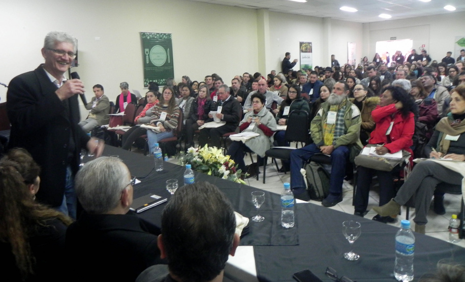Cerca de 300 pessoas estão reunidas desde esta segunda-feira (05) em Curitiba na V Conferência Estadual de Segurança Alimentar e Nutricional. O evento, com o tema Comida no Campo e na Cidade: o que Temos e o que Queremos?, tem como proposta ampliar e fortalecer os compromissos para a promoção da soberania alimentar e do direito humano à alimentação adequada. Foto: Divulgação/SEAB