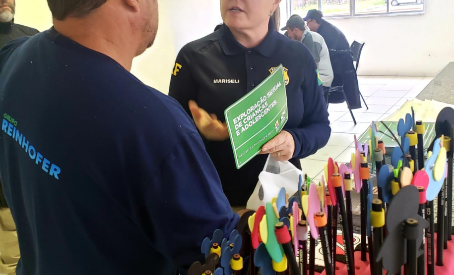 Mais uma edição do Porto em Ação aconteceu nesta segunda-feira (05) no Porto de Paranaguá. O projeto leva serviços gratuitos aos caminhoneiros que esperam no Pátio de Triagem. Foram ofertadas palestras sobre trânsito e ações em saúde, como verificação de pressão arterial e glicemia, vacinação contra hepatite B, tétano, sarampo e febre amarela, além de corte de cabelo e outros serviços. Foto: Portos do Paraná