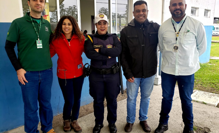 Mais uma edição do Porto em Ação aconteceu nesta segunda-feira (05) no Porto de Paranaguá. O projeto leva serviços gratuitos aos caminhoneiros que esperam no Pátio de Triagem. Foram ofertadas palestras sobre trânsito e ações em saúde, como verificação de pressão arterial e glicemia, vacinação contra hepatite B, tétano, sarampo e febre amarela, além de corte de cabelo e outros serviços. Foto: Portos do Paraná
