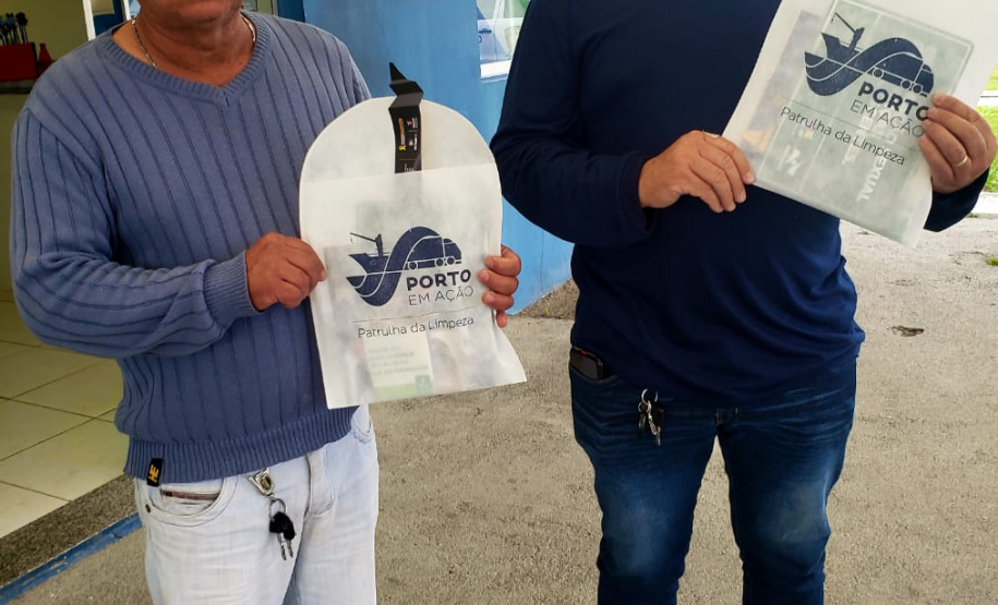 Mais uma edição do Porto em Ação aconteceu nesta segunda-feira (05) no Porto de Paranaguá. O projeto leva serviços gratuitos aos caminhoneiros que esperam no Pátio de Triagem. Foram ofertadas palestras sobre trânsito e ações em saúde, como verificação de pressão arterial e glicemia, vacinação contra hepatite B, tétano, sarampo e febre amarela, além de corte de cabelo e outros serviços. Foto: Portos do Paraná