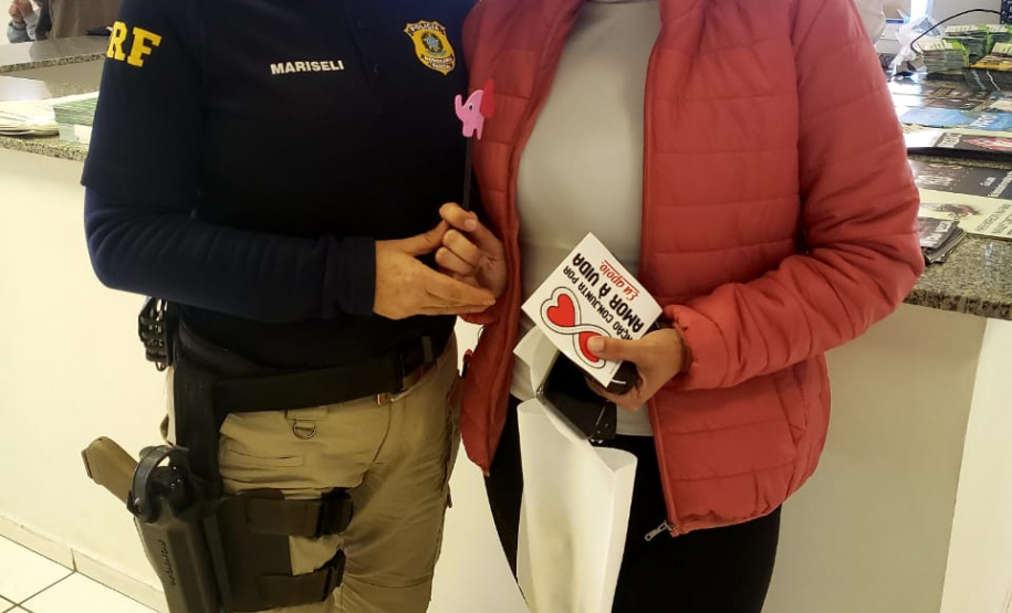 Mais uma edição do Porto em Ação aconteceu nesta segunda-feira (05) no Porto de Paranaguá. O projeto leva serviços gratuitos aos caminhoneiros que esperam no Pátio de Triagem. Foram ofertadas palestras sobre trânsito e ações em saúde, como verificação de pressão arterial e glicemia, vacinação contra hepatite B, tétano, sarampo e febre amarela, além de corte de cabelo e outros serviços. Foto: Portos do Paraná