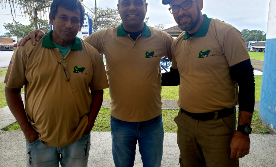 Mais uma edição do Porto em Ação aconteceu nesta segunda-feira (05) no Porto de Paranaguá. O projeto leva serviços gratuitos aos caminhoneiros que esperam no Pátio de Triagem. Foram ofertadas palestras sobre trânsito e ações em saúde, como verificação de pressão arterial e glicemia, vacinação contra hepatite B, tétano, sarampo e febre amarela, além de corte de cabelo e outros serviços. Foto: Portos do Paraná