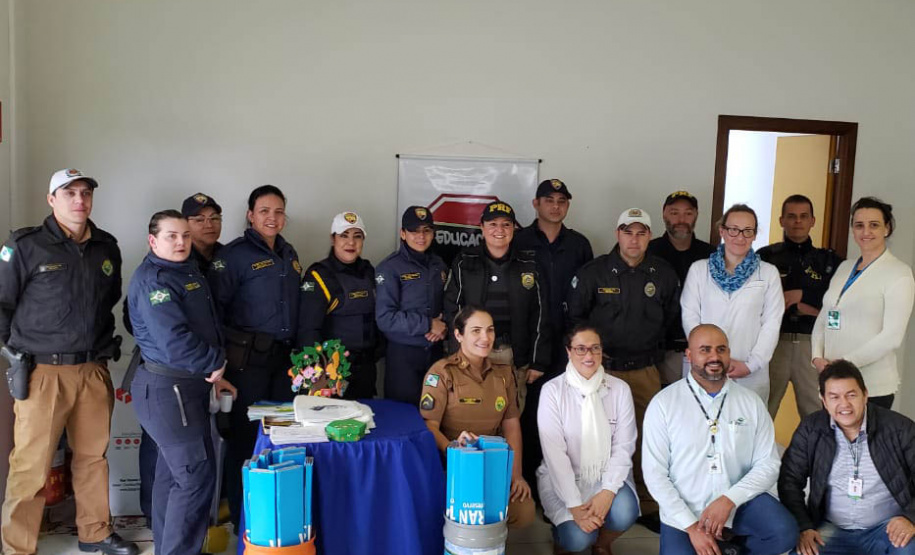 Mais uma edição do Porto em Ação aconteceu nesta segunda-feira (05) no Porto de Paranaguá. O projeto leva serviços gratuitos aos caminhoneiros que esperam no Pátio de Triagem. Foram ofertadas palestras sobre trânsito e ações em saúde, como verificação de pressão arterial e glicemia, vacinação contra hepatite B, tétano, sarampo e febre amarela, além de corte de cabelo e outros serviços. Foto: Portos do Paraná