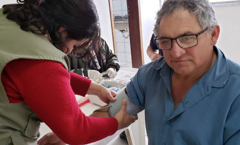 Mais uma edição do Porto em Ação aconteceu nesta segunda-feira (05) no Porto de Paranaguá. O projeto leva serviços gratuitos aos caminhoneiros que esperam no Pátio de Triagem. Foram ofertadas palestras sobre trânsito e ações em saúde, como verificação de pressão arterial e glicemia, vacinação contra hepatite B, tétano, sarampo e febre amarela, além de corte de cabelo e outros serviços. Foto: Portos do Paraná