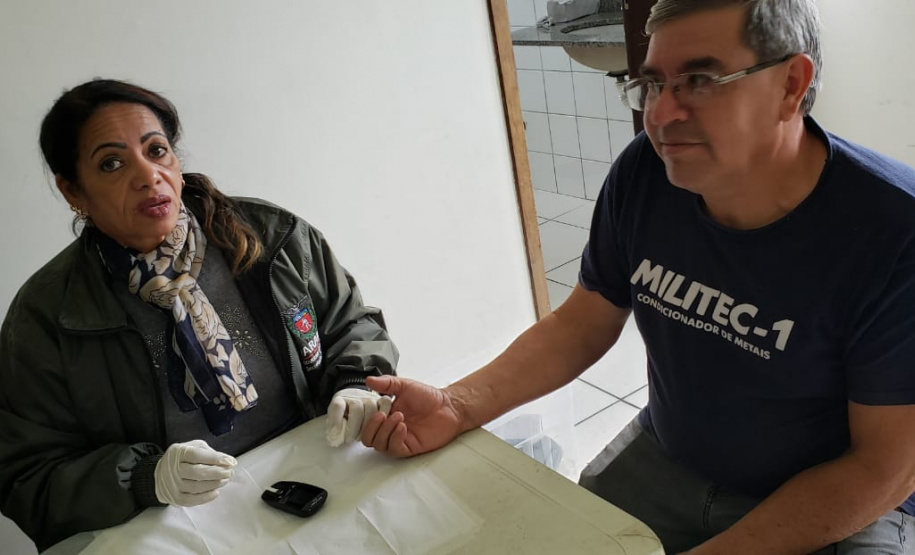 Mais uma edição do Porto em Ação aconteceu nesta segunda-feira (05) no Porto de Paranaguá. O projeto leva serviços gratuitos aos caminhoneiros que esperam no Pátio de Triagem. Foram ofertadas palestras sobre trânsito e ações em saúde, como verificação de pressão arterial e glicemia, vacinação contra hepatite B, tétano, sarampo e febre amarela, além de corte de cabelo e outros serviços. Foto: Portos do Paraná